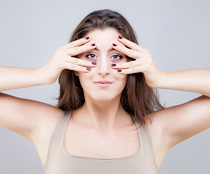 Scopri di più sull'articolo Il massaggio facciale fa davvero bene alla pelle: ecco il modo giusto per farlo